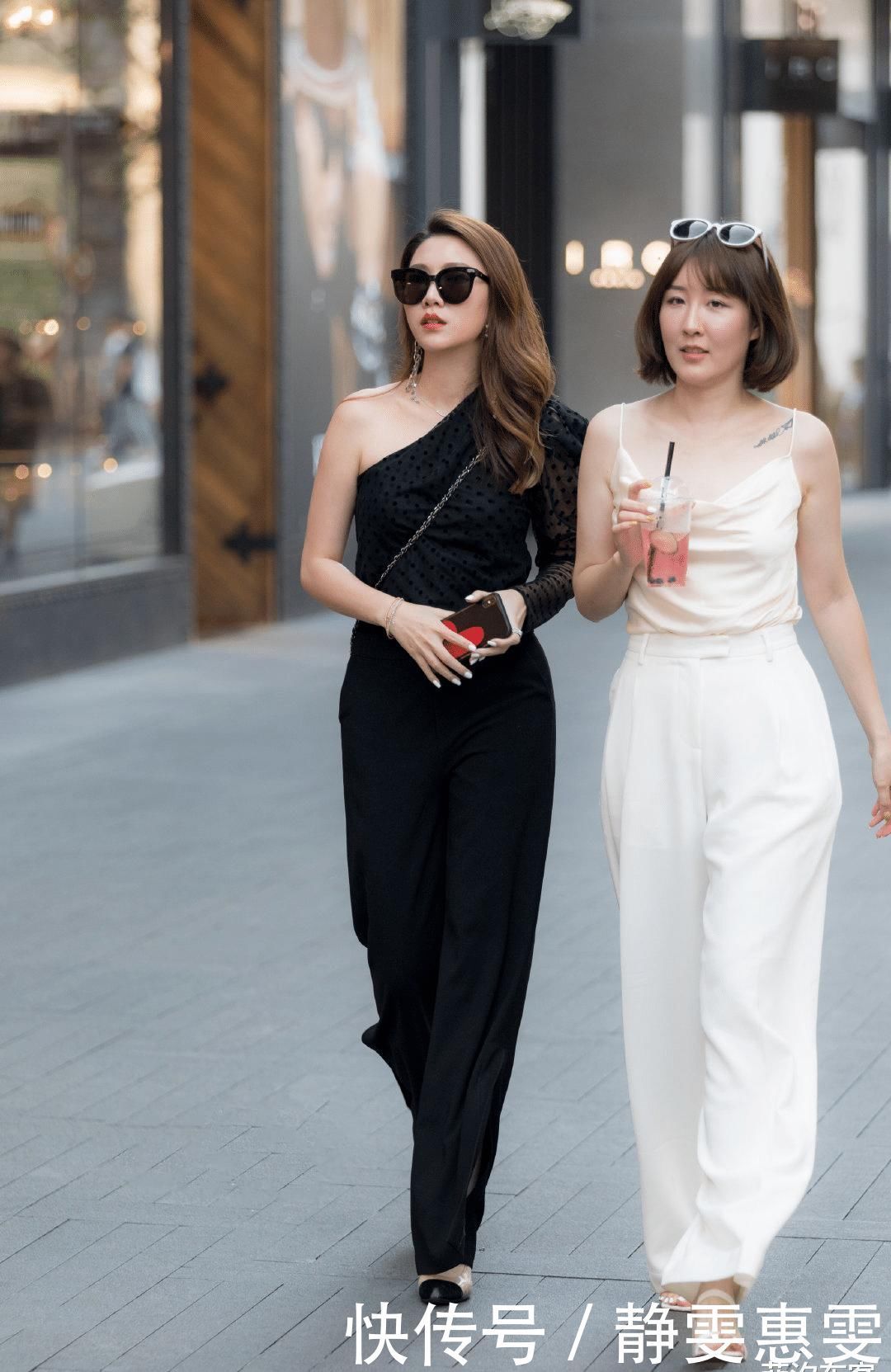 外表高冷的黑色阔腿裤其实非常百搭,宽松的裤型,走起来很拉风