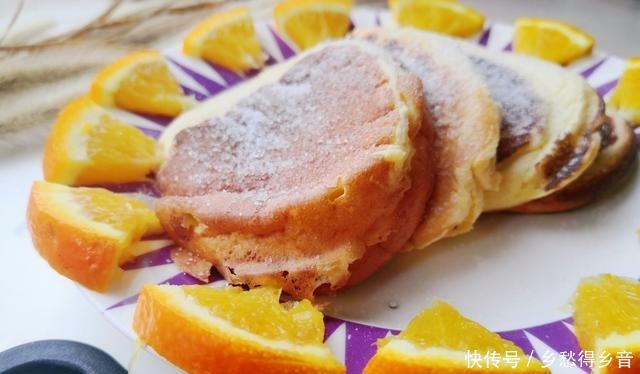 一口平底锅就能搞定的蛋糕，松软细腻不上火，搭配水果和蔬菜真赞