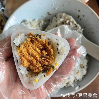 简单几步做好一盘日式饭团，快速搞定一餐饭
