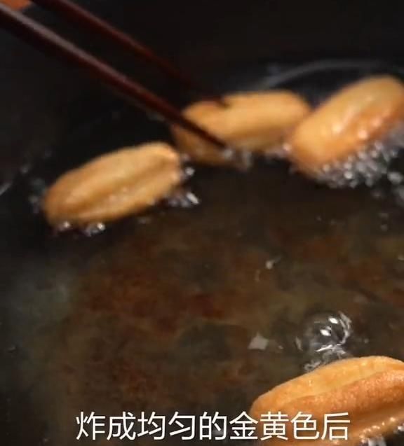 外面油条不放心教你在家炸油条,金黄酥脆又好吃,2块钱炸一锅