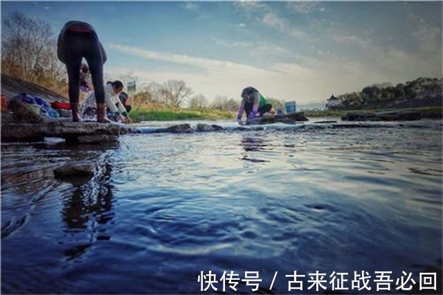 石板$浙江池塘边一块“搓衣板”,村民使用四五十年,被专家鉴定为圣旨