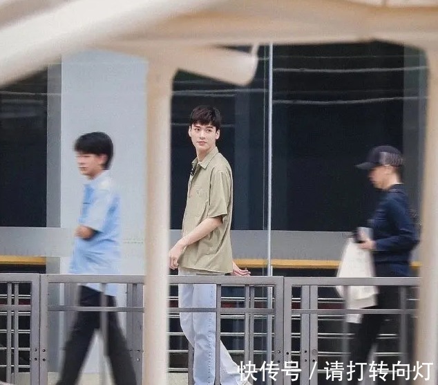 中餐厅|《中餐厅》路透看点多！丁真穿白衬衫做饭不怕脏，龚俊帅出新高度！