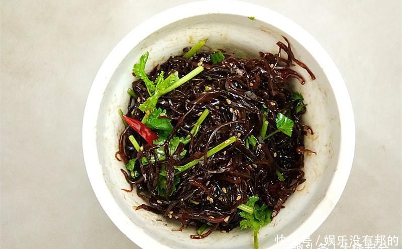 老北京酱咸菜丝,丝丝入味,夹空心小烧饼吃比肉还香