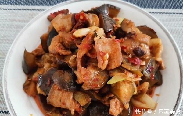 炒茄子时，8成人漏了这一步，厨师长教你这样做，不吸油又下饭！