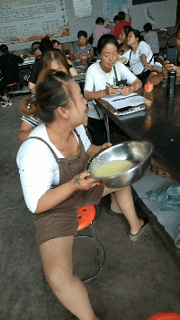 |搞笑GIF从来没有见过如此较真的一个大哥，非要弄得一样宽吗？