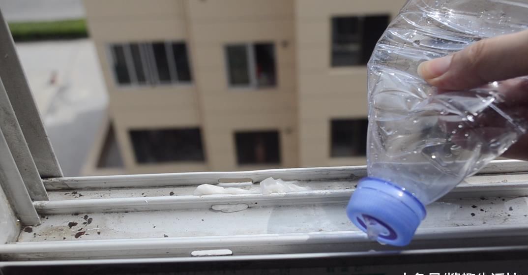 塑料瓶别再扔了, 改造一下, 秒变清洁神器, 解决了家家户户的难题