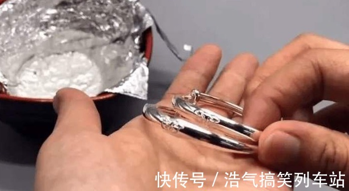 银手镯脏了不在烦恼,学会这几招,比银饰店洗的还干净