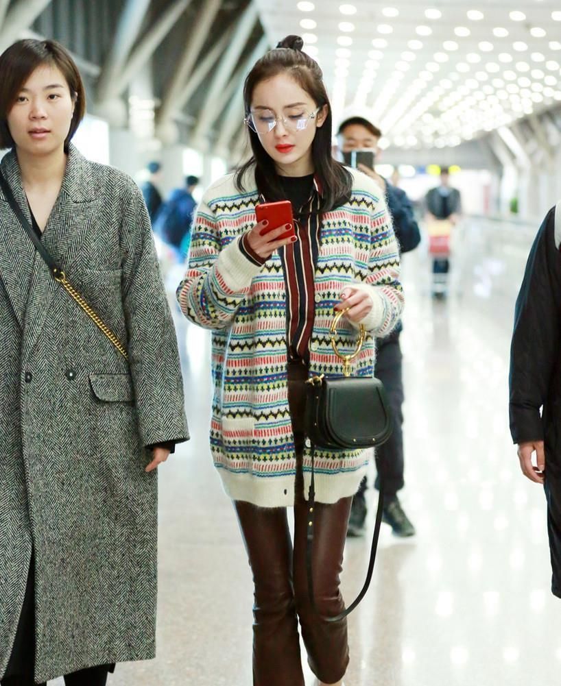 今年流行一种穿法,叫“短上衣+小白鞋”,简单时髦,明星都在穿