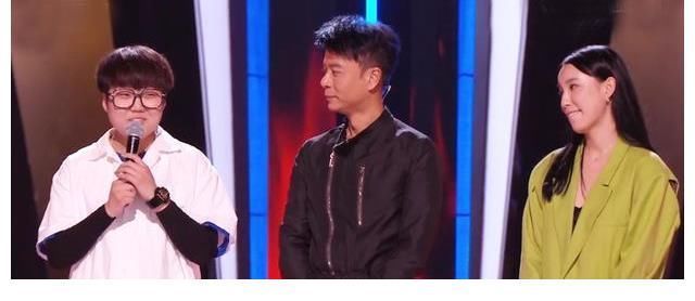 “20亿女歌手”崩溃大哭上热搜!夺笋啊,网友说“像小熊猫”