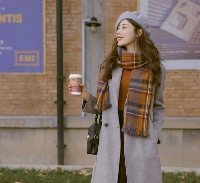 女人 精致的女人不需要扮嫩,身着优雅的裙装穿搭,温柔高级又不显老