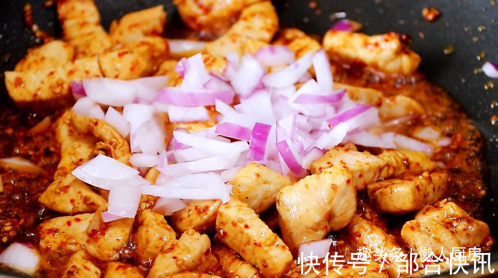 不需要腌制，不加淀粉，教你香辣鸡胸肉的做法，鸡肉干香有嚼劲