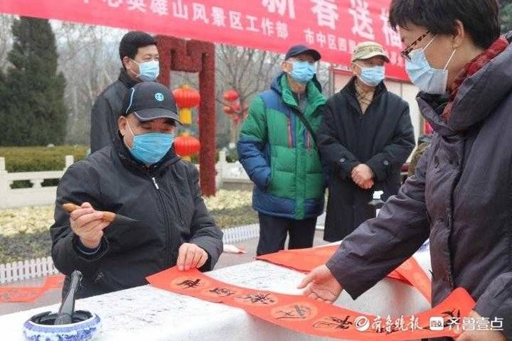 周青先#济南赤霞广场艺术家给市民送春联，公园张灯结彩迎新春