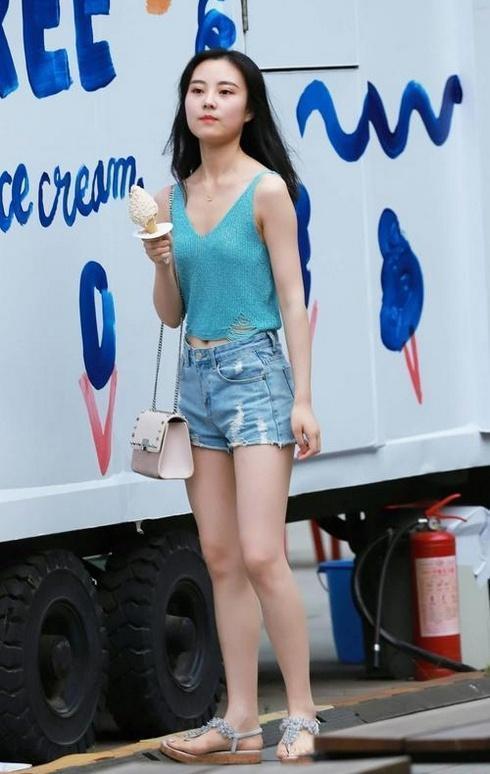 街拍人见人爱,花见花开的清纯美女,真是让人百看不厌