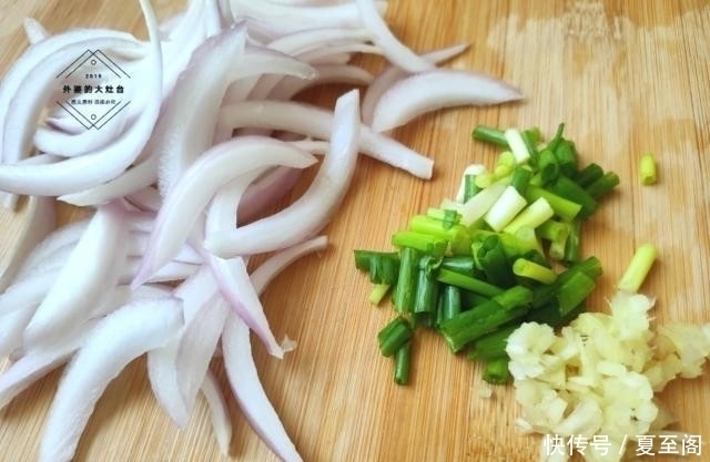 炒牛肉和猪肉不同,直接炒又老又柴,加一勺它,牛肉嫩滑不塞牙