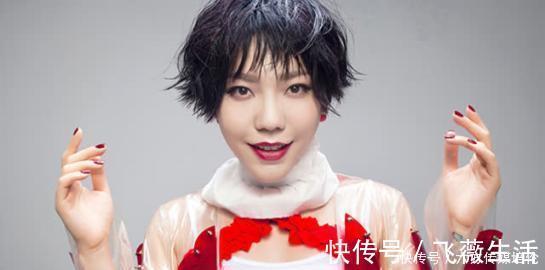 她曾是《好声音》的冠军，现在却沦落到在街边商演，观众都不买账