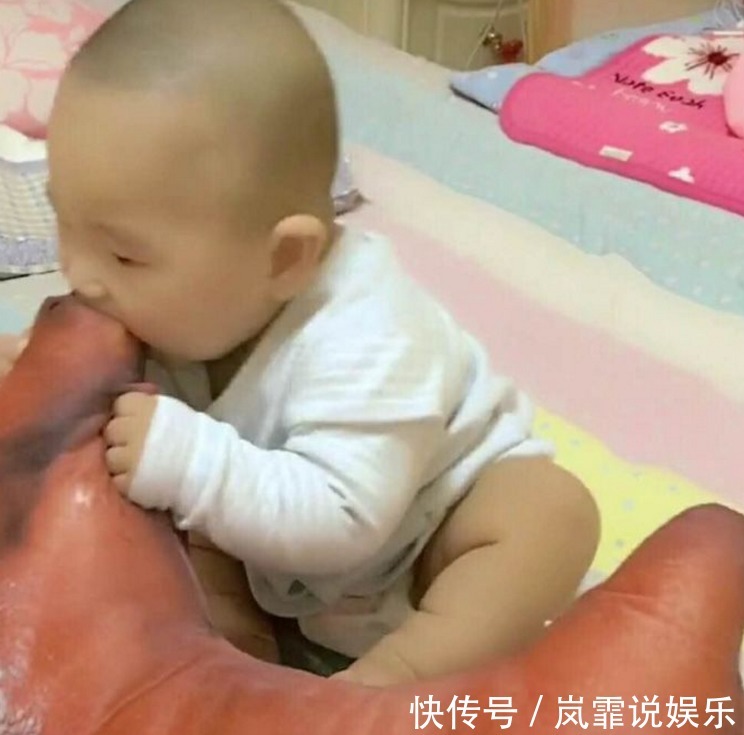 天天宝宝|宝妈外出办事,让婆婆带孩子,回来以后,看到孩子抱的东西笑喷了