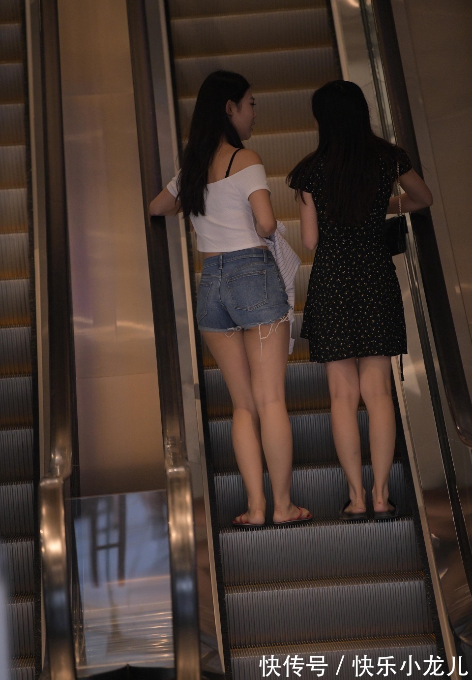 吊带|小姐姐身穿白色一字肩吊带,搭配一条蓝色短裤,和闺蜜一起逛街很开心
