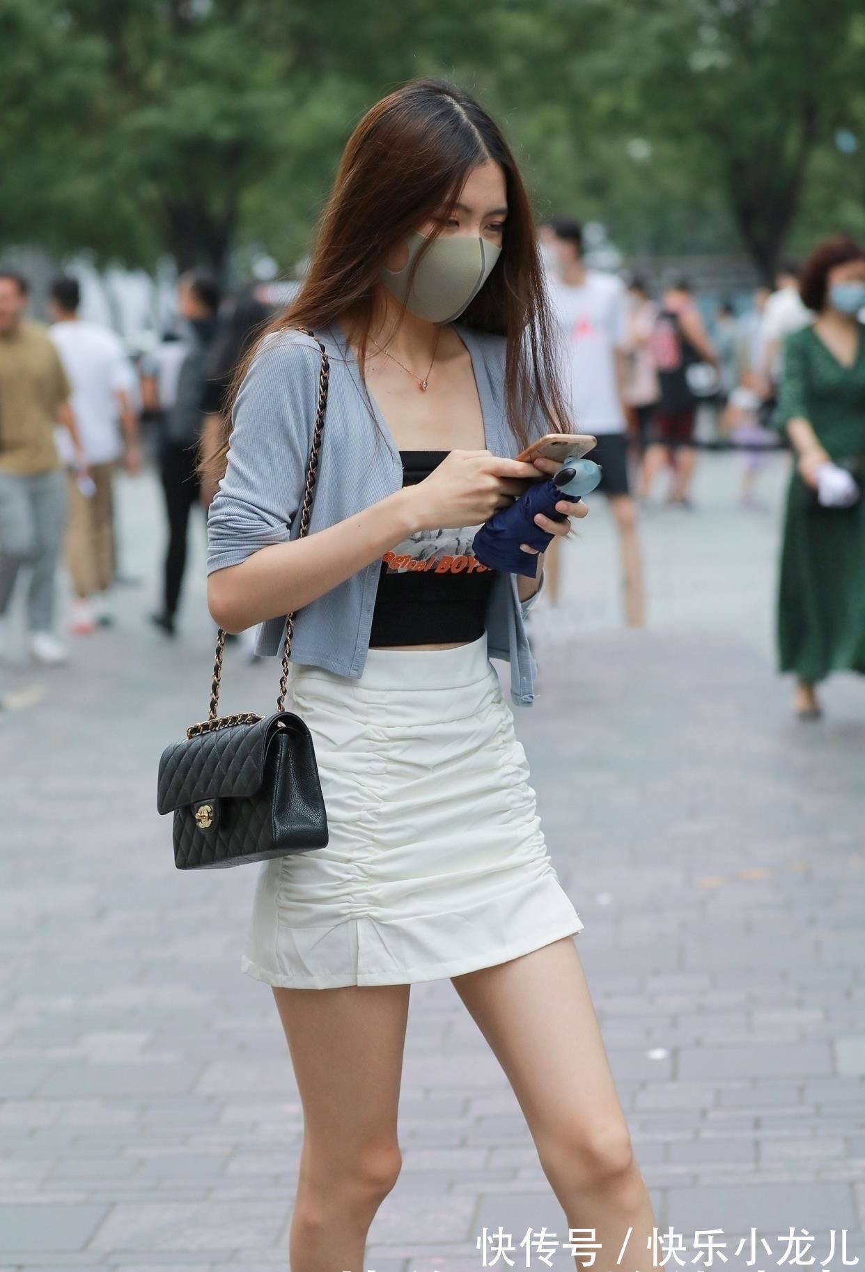 吊带 吊带衫加压褶包臀裙,搭配针织开衫外套,穿出不一样的味道