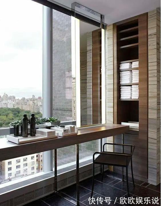 窗框|老公坚持把阳台改造成书房，只见他在落地窗上加块板，太实用了！