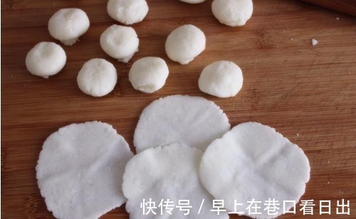 不用澄粉，不用土豆淀粉，大厨教您一招，简单一烫，饺子晶莹剔透