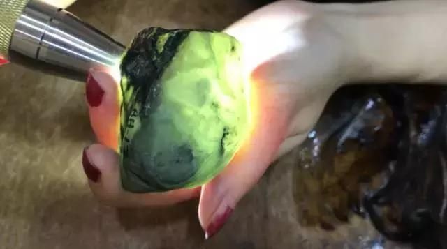 入手|美女坚持入手的满裂翡翠原石,3刀切下去,货主瞬间不敢说话了