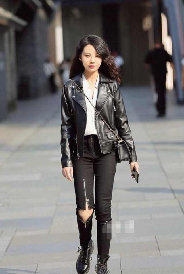 紧身裤 小姐姐露肩露脐上衣搭配牛仔开叉裙,展现了成熟女人的魅力