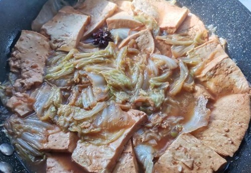 好吃|白菜炖豆腐要怎么做才好吃?记得多放这2样,比放肉还美味