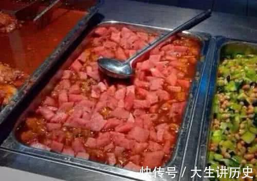 大学食堂里的饭菜个个别出心裁,学生看完泪流满面,太有心了