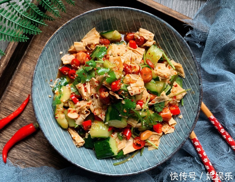 调凉菜,只加生抽是外行!教你万能凉拌汁,酸辣爽口,调啥都好吃