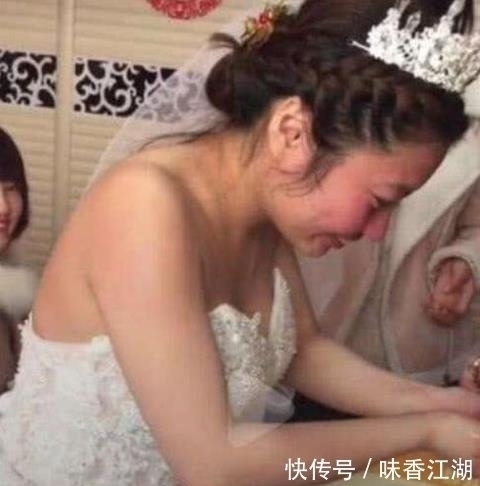 漂亮新娘当场洗脸素颜,朋友见真容后大开眼界
