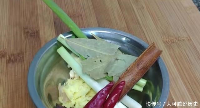 红烧肉炖土豆,肥而不腻,软烂嫩滑,记着多备上两碗米饭