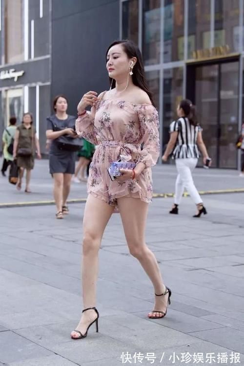 高跟凉鞋 一字领印花连衣裙,搭配黑色一字带高跟凉鞋,穿出时尚靓丽的风采