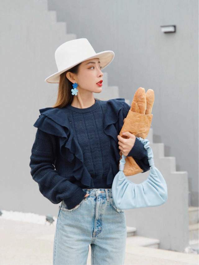 泡泡|日系的优雅风格穿搭指南,蓝色泡泡袖上衣搭条纹阔腿裤,温婉大气