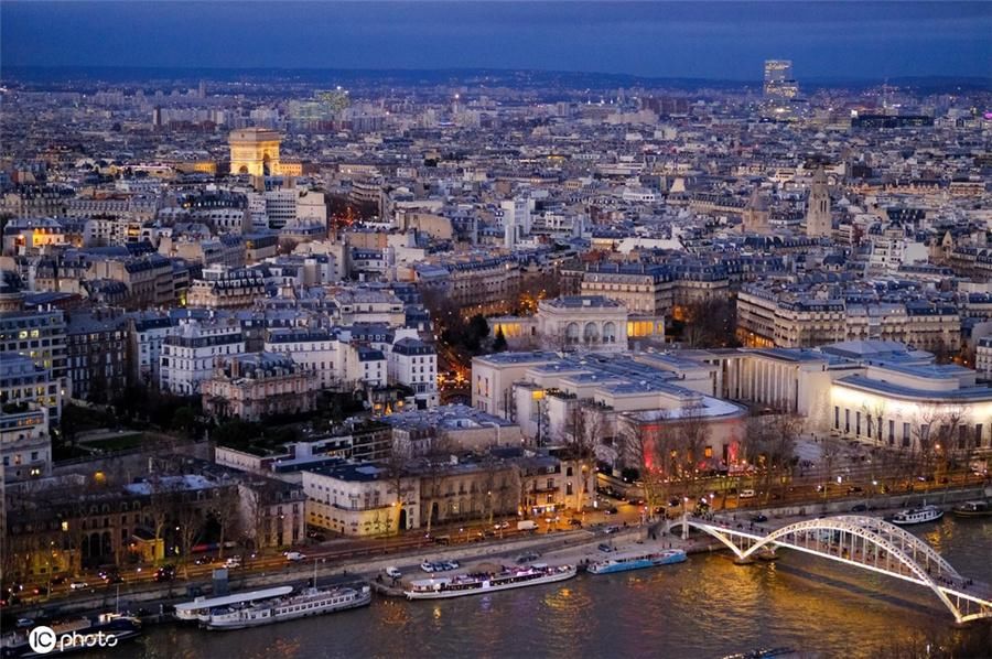 俯瞰|法国巴黎夜景美如画 埃菲尔铁塔俯瞰全城