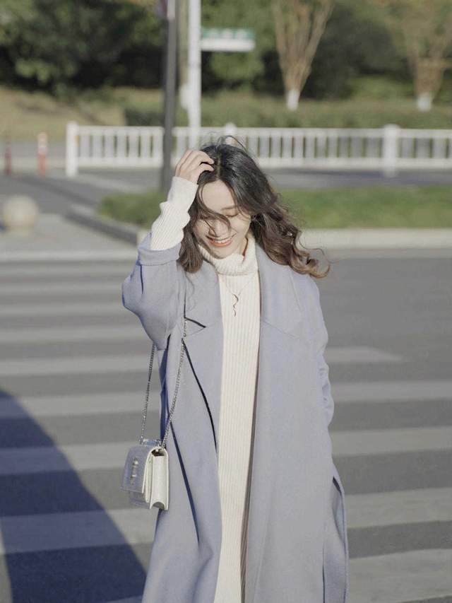 保暖 冬日的寒冬腊月,必备的雾霾蓝大衣,能让你保暖时尚有气质