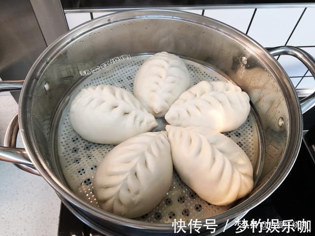 猪肉馅|梅干菜猪肉馅的大包子，刚出锅我能吃掉仨，用这面粉做次次都成功