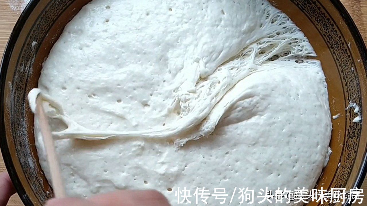 发面饼怎么做最简单？一碗面粉一碗水，用筷子一搅，蓬松又暄软