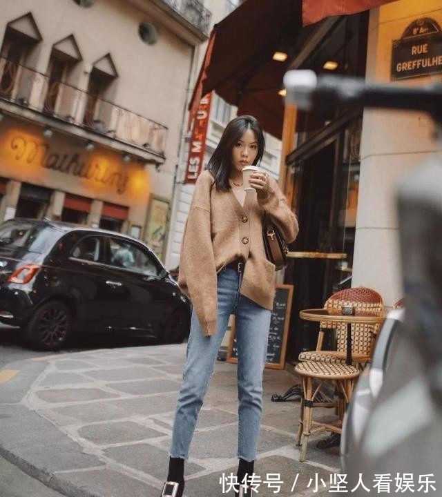 花色 把你的卫衣收起来吧!今年流行穿“奶奶衫”,百搭显瘦还特时髦