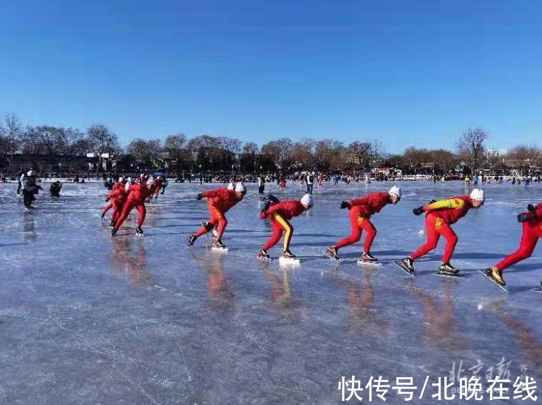 什刹海|60余名中外记者来到什刹海冰场，现场体验“冰蹴球”