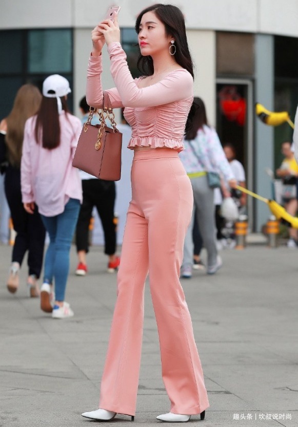 初冬选择喇叭裤,让造型风格多一点休闲个性,美出时尚感