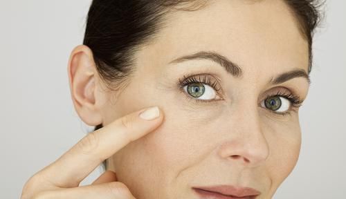 法令纹|女人开始衰老时，面部多半会有3个变化，若没中，恭喜还很年轻