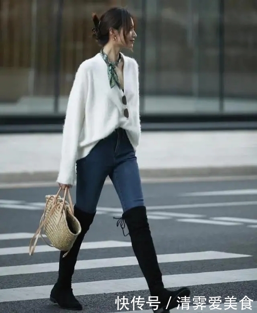 真正时髦的女人,入冬都少不了一件“白色毛衣”,简单搭配就很美