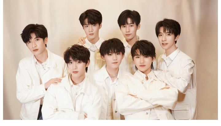 时代少年团白衬公式照公开后,优秀的艺人能够上春晚吗?引人深思