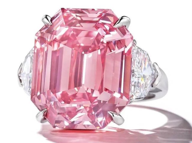 钻石|史上最大的艳彩紫粉红钻石以1.95亿港币落槌
