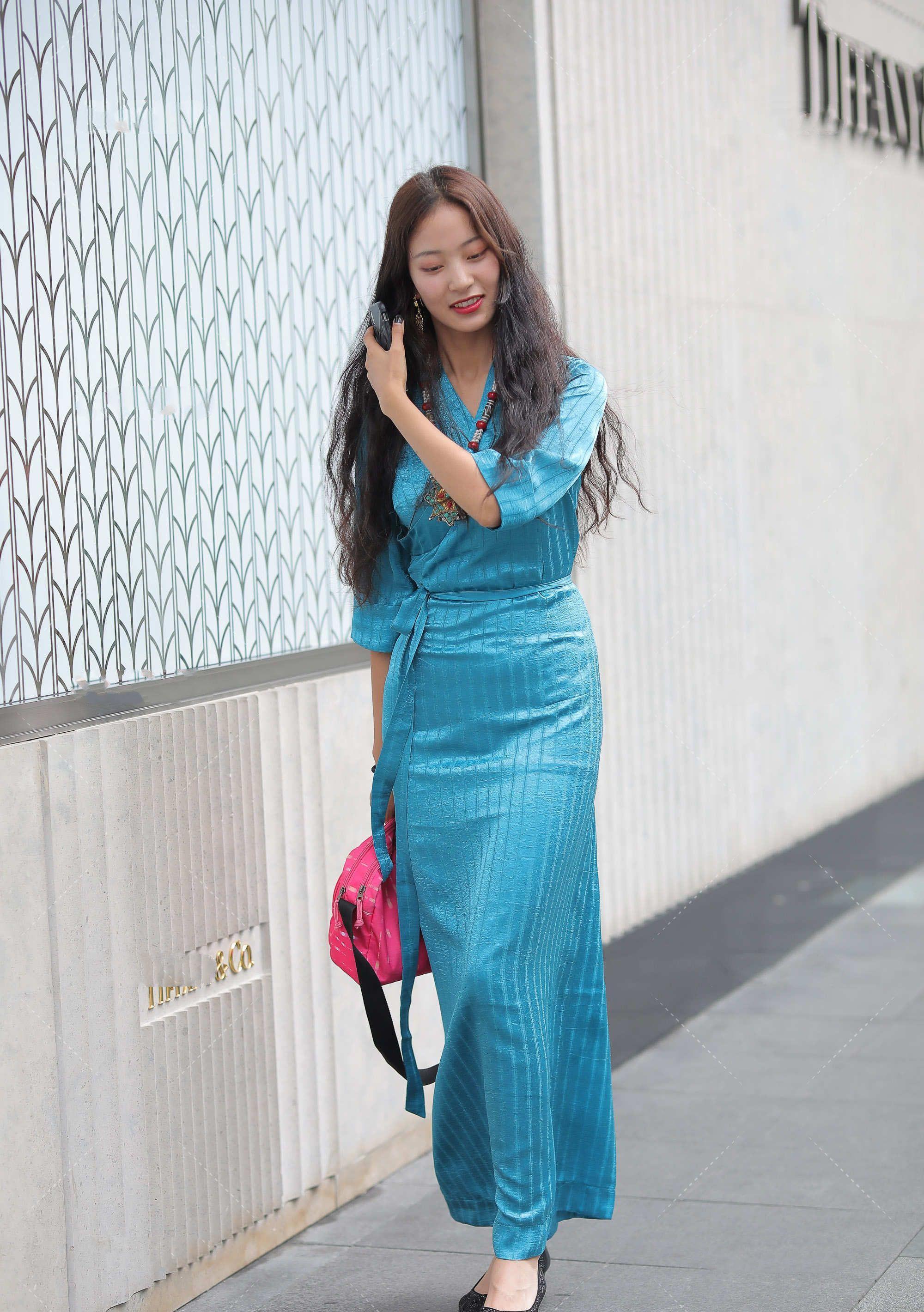 波浪|蓝色长款修身裙,搭配大波浪发型,满满的民族风,也太好看了