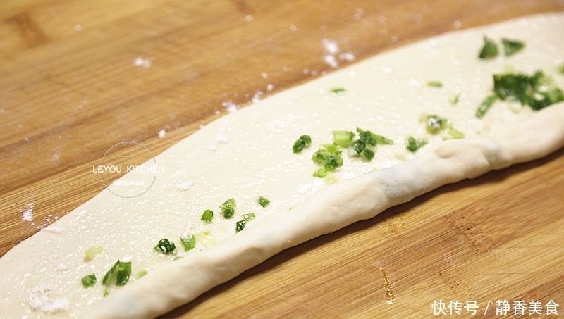 找对方法,即使用冷水和面,烙好的葱油饼,照样外酥里软