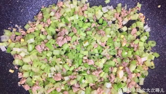  小炒|一把芹菜，一块猪肉，做出一道家常小炒，脆爽可口，简单又下饭