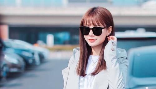 t恤|连帽风衣内搭白T恤,齐刘海发型时尚又洋气,真是太美了!