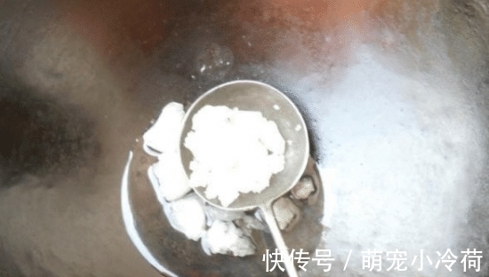 白砂糖|炒糖色时，应该放油还是放水？很多人都做错 ，难怪肉发苦发焦！