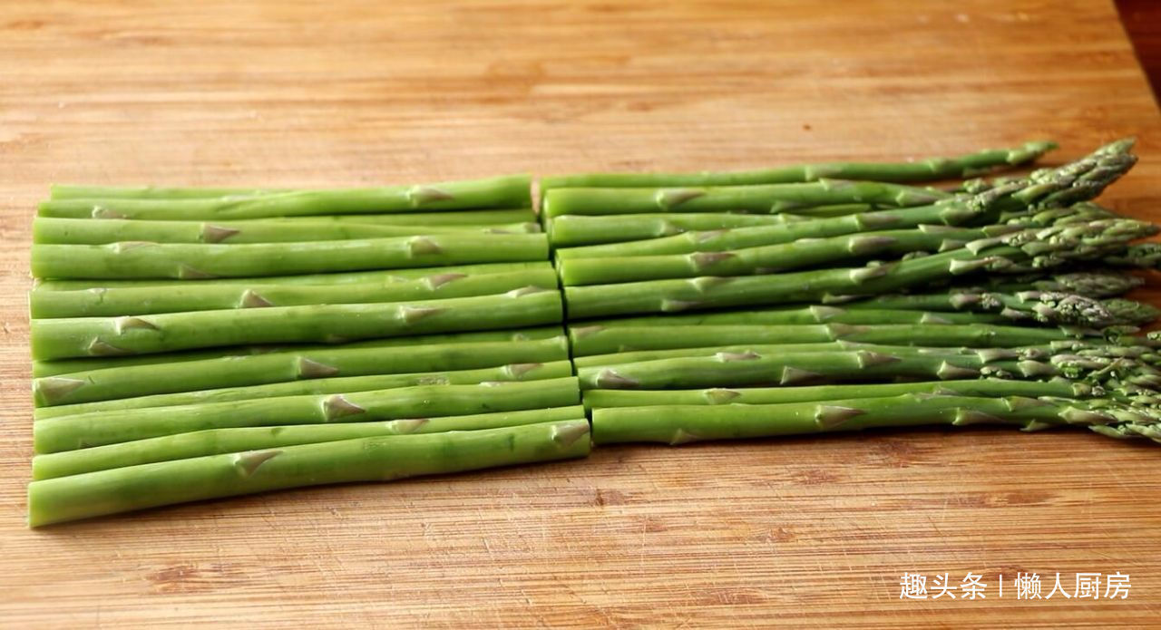 教你芦笋最简单的做法，一煮一淋两步搞定，口感脆嫩，营养不流失